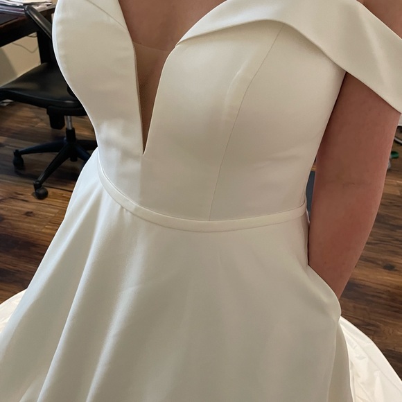 Wedding dress - Picture 3 of 6